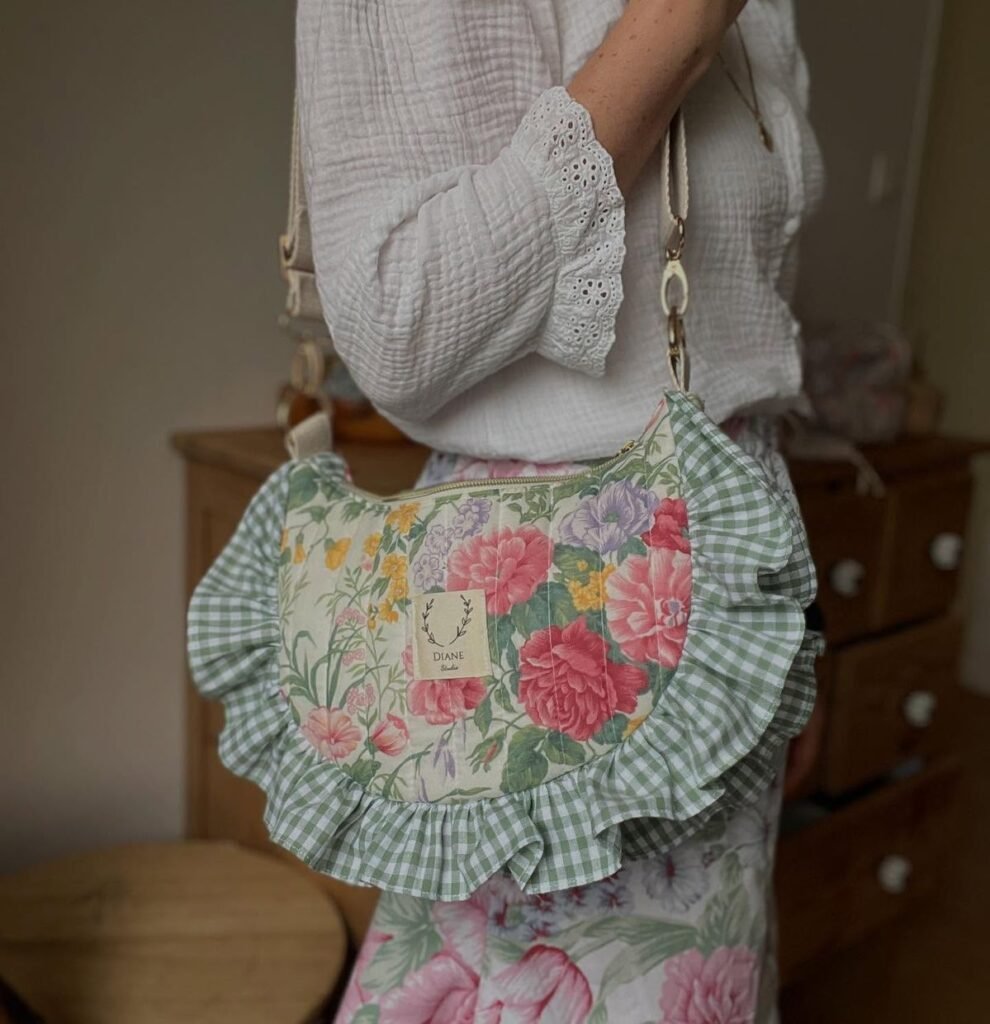 Bolsa artesanal de patchwork con flores y cuadros