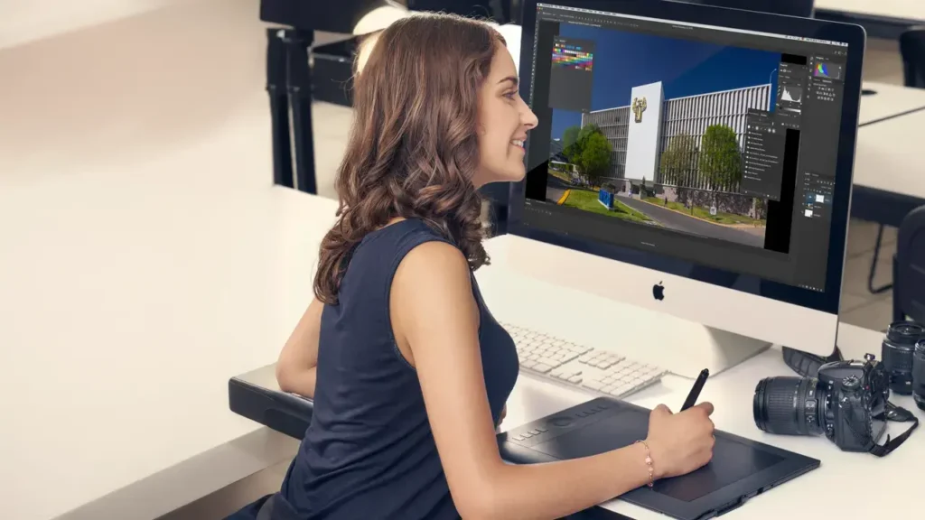 diseñadora de marketing digital haciendo contenido