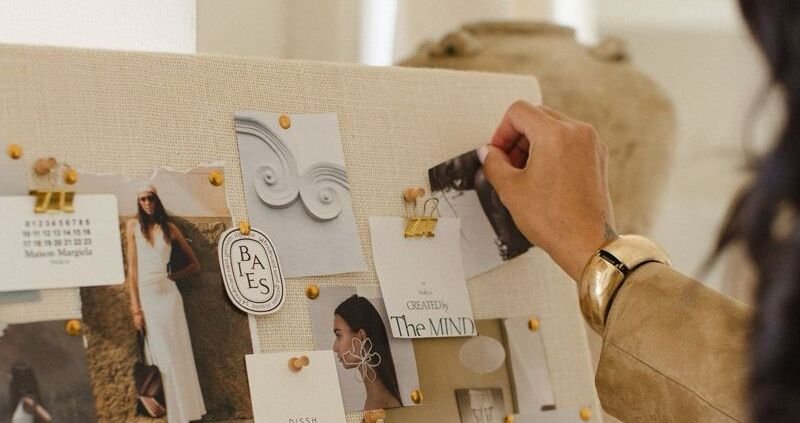 Mujer trabajando en moodboard de storytelling de marca