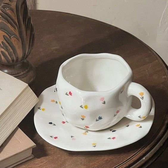 Taza artesanal de cerámica con motivos de flores
